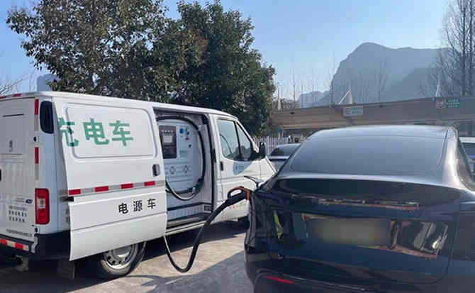 兴文汽车搭电